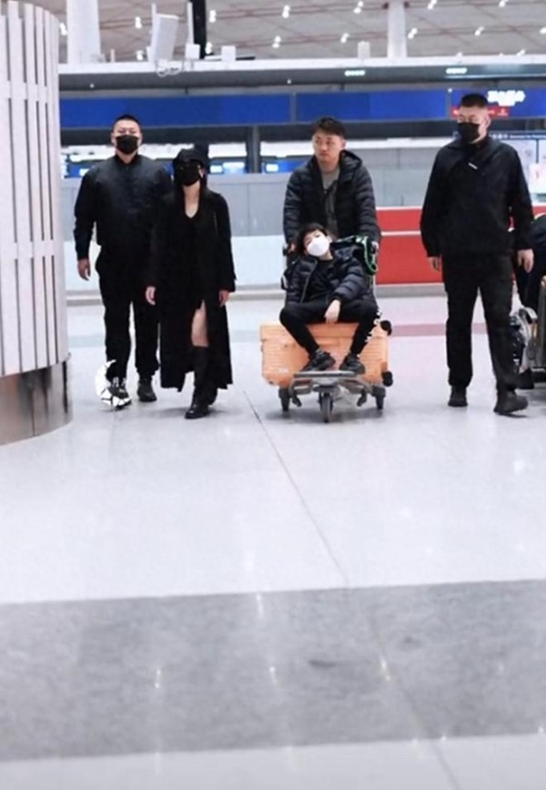 陈妍希母子现身机场，让星星回陈晓家过年，她独自返台被夸体面人