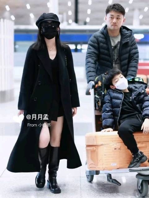 陈妍希带儿子现身机场，母子俩国际国内分开走，不在一起过年