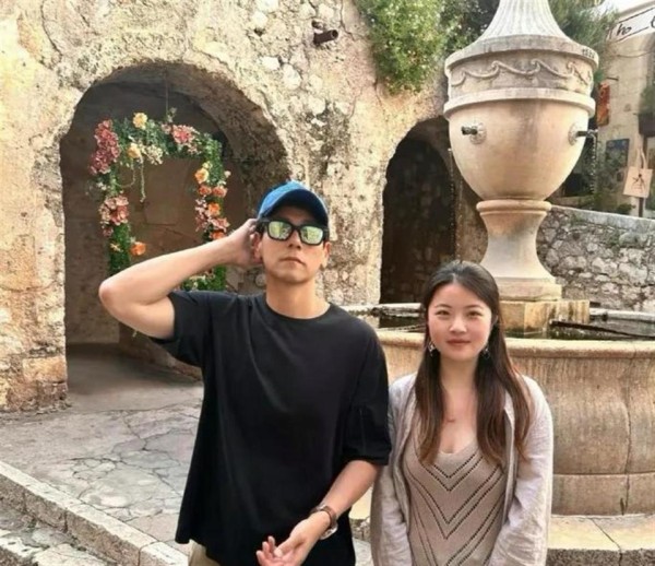 43岁彭于晏在法国旅游被偶遇，身材健硕，看起来很有男人味