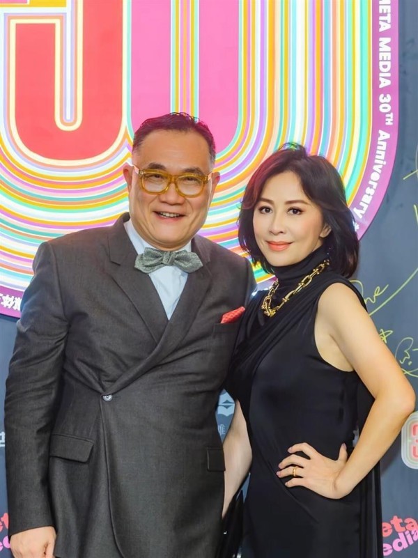 60岁刘嘉玲雪地穿搭：棉帽子+抓绒套装，保暖又时髦，状态像40岁