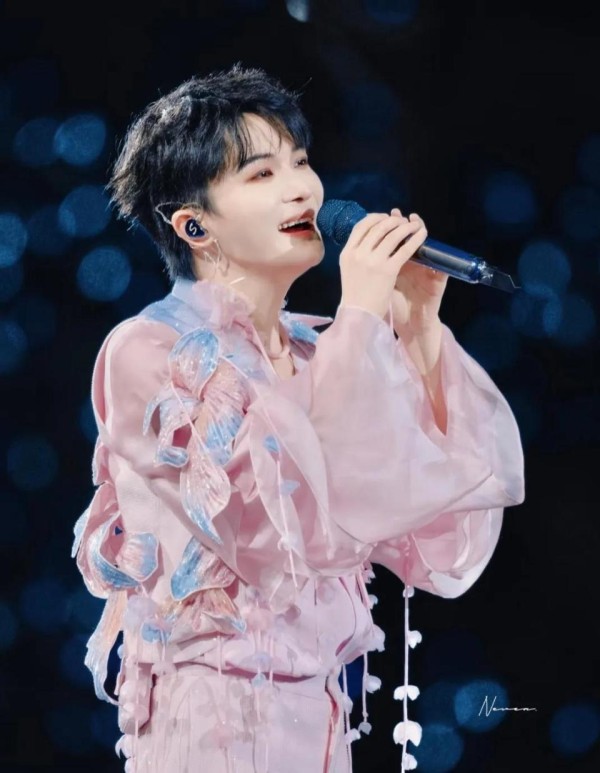 周深33岁还不谈恋爱,粉丝急了!了解他一天的行程后所有人闭嘴了