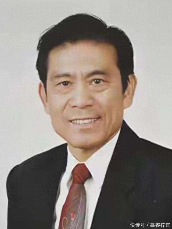 宊发,又一位相声大师去世,曾是猴宝林弟子冯巩敬献花圈