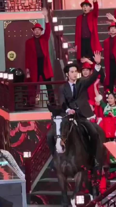 辽宁卫视春晚岳云鹏宋小宝骑马上阵