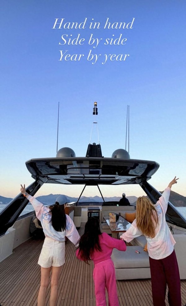 何超盈情人节带女儿出海,6岁辛阡觅在游艇上好欢乐,丈夫没露脸