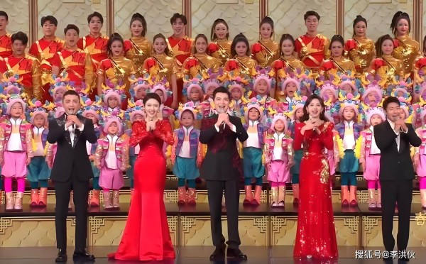 2024龙年春晚回顾，零点倒计时出现差错，任鲁豫上演神级救场