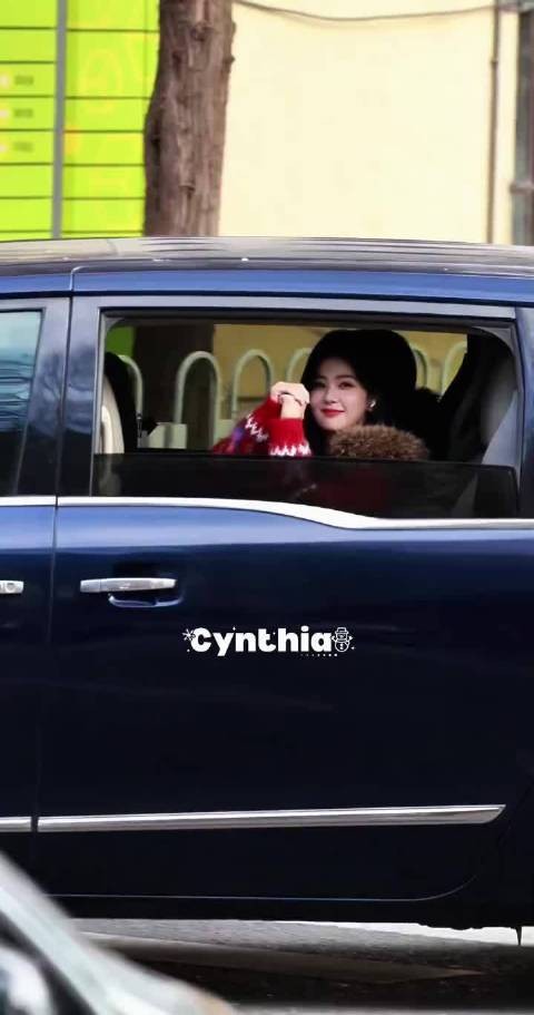 白鹿春晚上班喽,穿着红毛衣好喜庆嘞