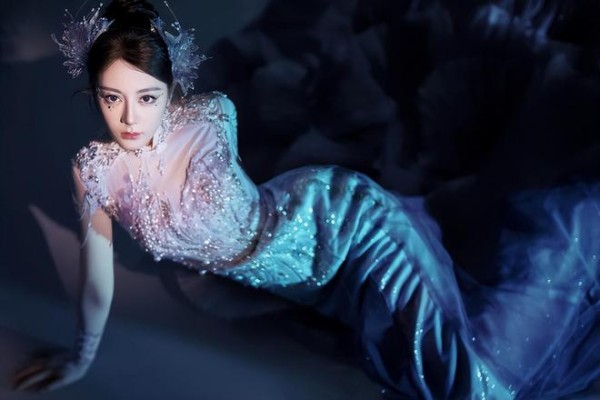 迪丽热巴人鱼公主杀疯了!水下跳舞美到失语,这哪是春晚这是深海幻境