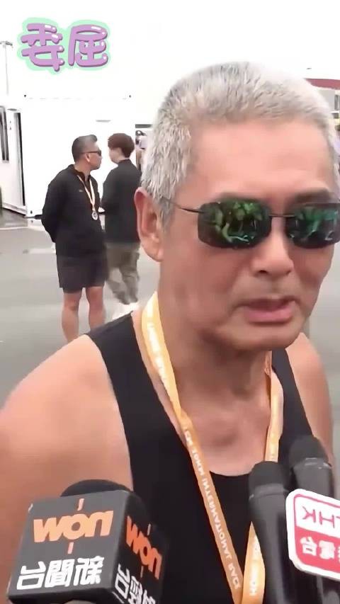 路人抓拍港星现状,周润发白发成龙蹒跚洪金宝坐轮椅