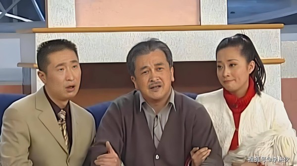 2001年春晚幕后，为给新人留出登台时间，赵本山《卖拐》极速赶场