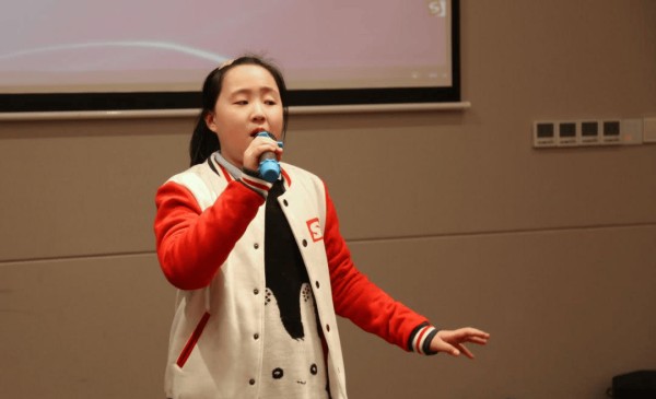 吕文扬演说家用心发声温暖同行