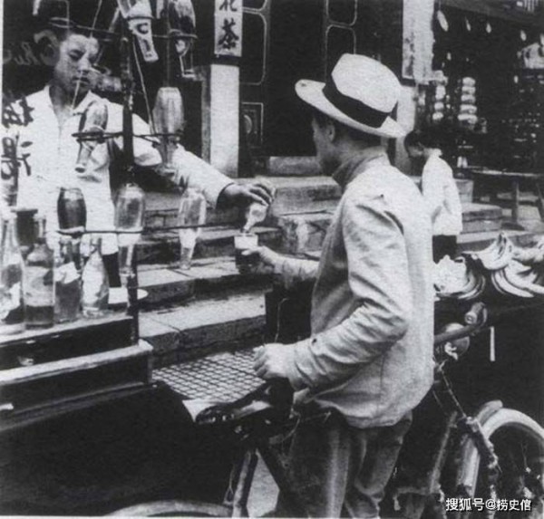 老北京的吃喝老照片，北京人的饮食习俗是怎么形成的？