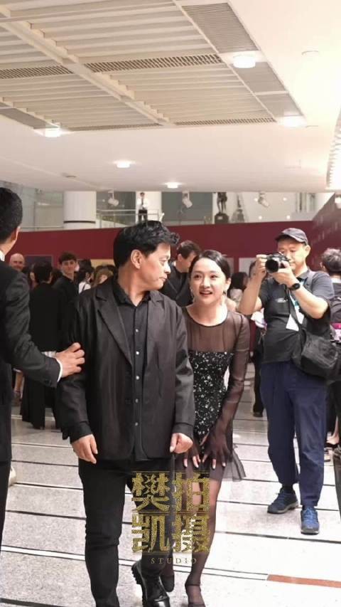 这瓶水来的真不是时候，小惊讶的影后周迅老师太可爱了！