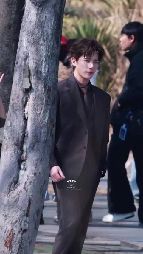 西装加金属框眼镜，这两样一安排上，王安宇帅得没谁了，玩世不恭的年轻总裁