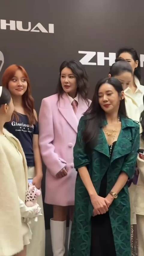 “甜馨整体上像妈妈,但是眼睛像极了贾乃亮”