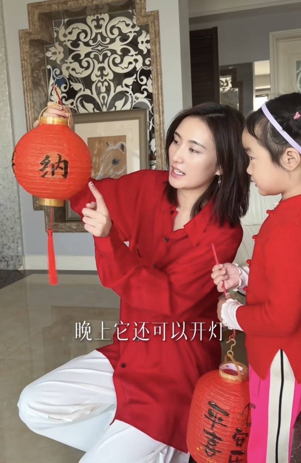 海哈金喜回邛崃上坟，4岁夏夏陪外公祭拜，程爸看着比李亚鹏年轻