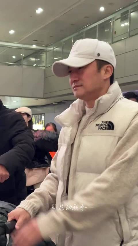 有人机场拍吴京，吴京：刘耀文在后面呢