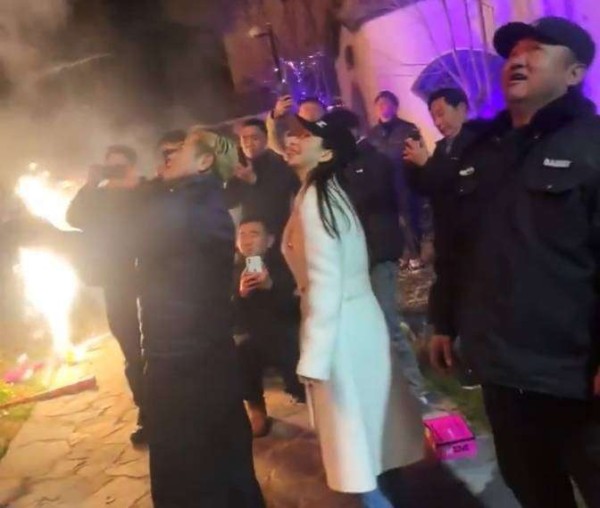 郭富城打破广东习俗陪岳父母过年，放烟花时紧紧抱住女儿，细节见人品