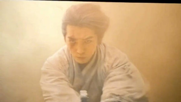 网友：于适自己在前面那么帅，吴京在后面飞得像个帆布袋