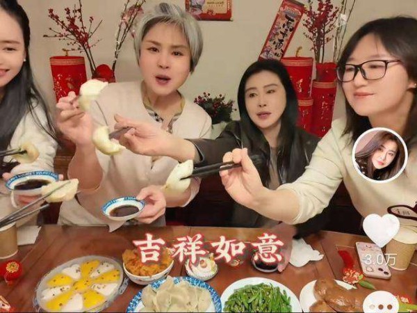 王祖贤国外过年年味足！中式糕点+饺子，退圈后生活太滋润