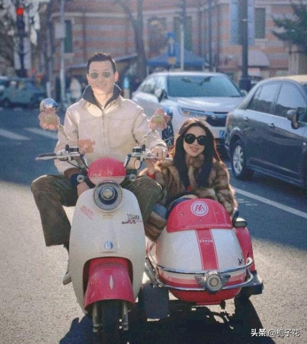 42岁朱珠和老公春节到天津探望亲戚，夫妻街上拍时尚大片，好带感