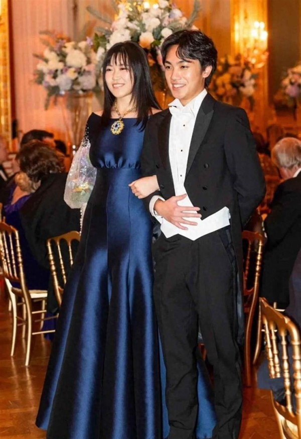 年初二,张艺谋44岁老婆陈婷现身,穿黑皮衣身材苗条,年轻似34岁