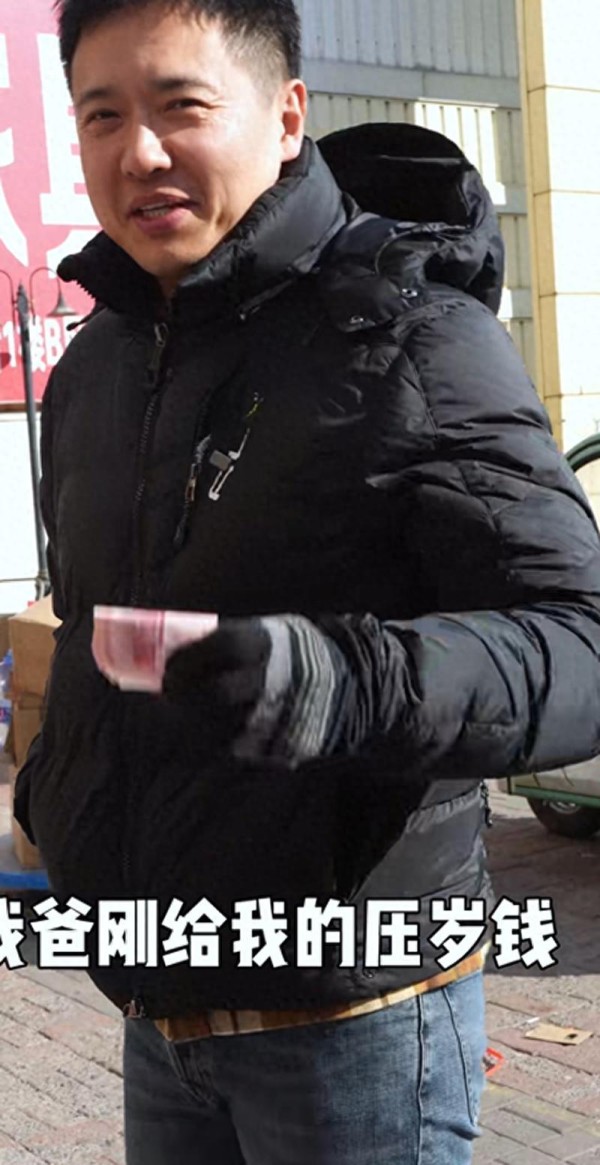 高云翔大年初四去逛街，花80元买3件二手衣服，二婚生活拮据落魄