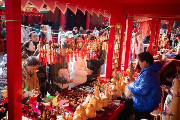 看北京|打卡北京东岳庙庙会,古建庙宇年味足