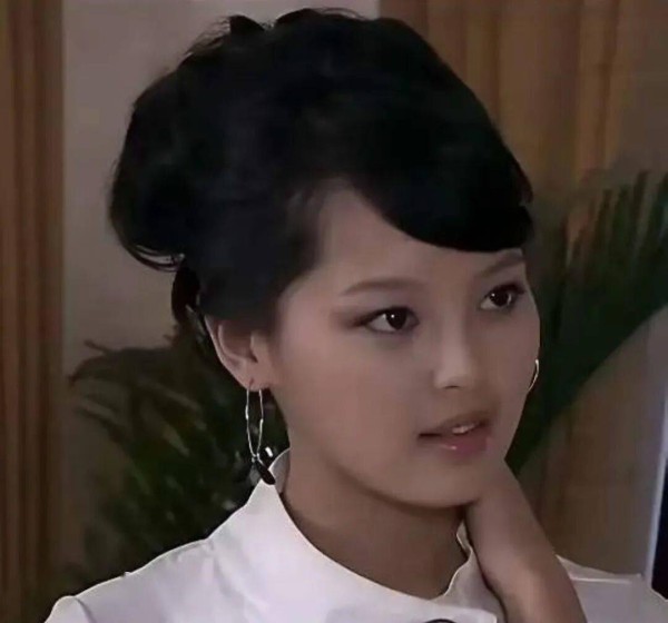 这是辛芷蕾？她拍第一部戏时居然长这样！