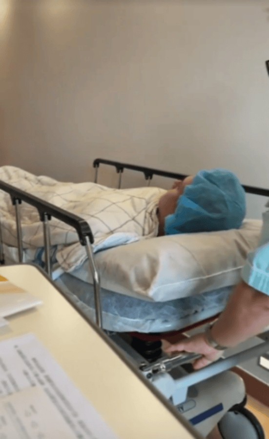 TVB力捧小生入院做手术,痛到面部扭曲变形,仍不忘坚持康复训练