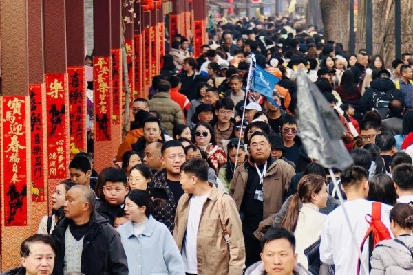 人山人海迎财神！北京荷花市场初五年味拉满