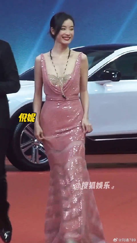 倪妮 很随性的挽发都好美！#上海电影节红毯