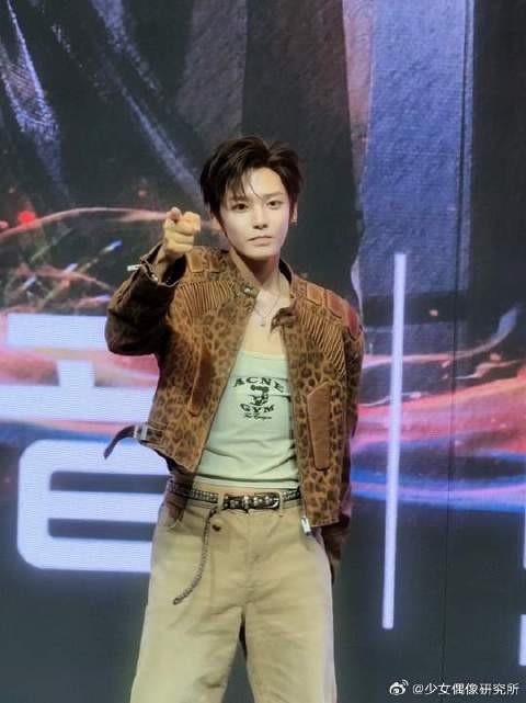 也是看上侯明昊跳舞了,这谁能不心动啊