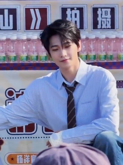 不让江山今日开机，杨洋手部骨折微笑面对应援粉丝，真暖心！