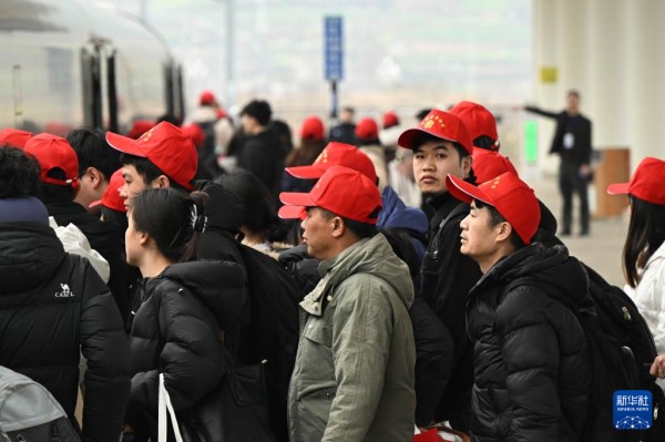 2月22日，来自黔东南州各区县的外出务工人员及家属在凯里南站乘车出发。新华社发（邵健摄）