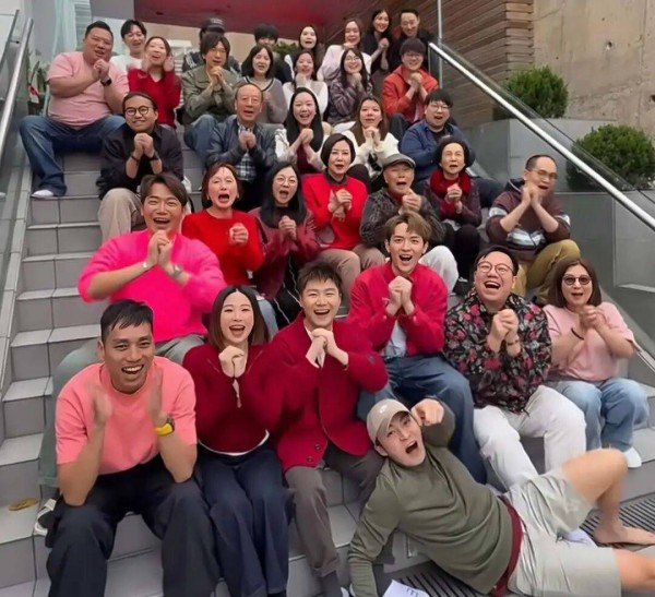 汪明荃新年家中超30位宾客拜年,6000万豪宅好热闹,360度无敌海景