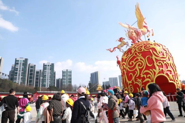 2026贵阳观山湖灯会庙市20米“八骏呈祥”造就马年C位！