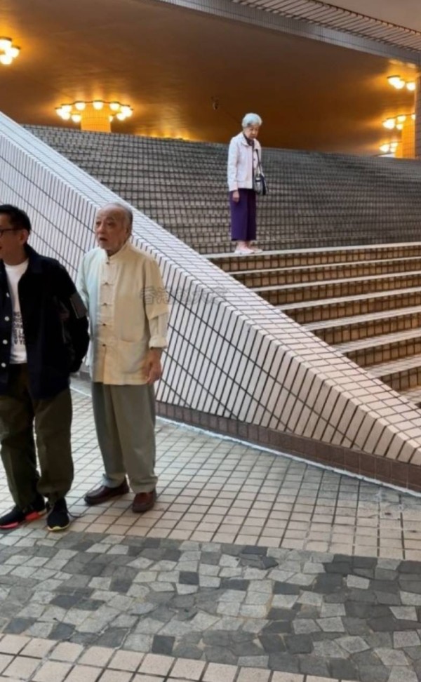 91岁老戏骨独站台阶极徬徨，蹒跚无助难以行动，网友担心安危：怎么不理她？