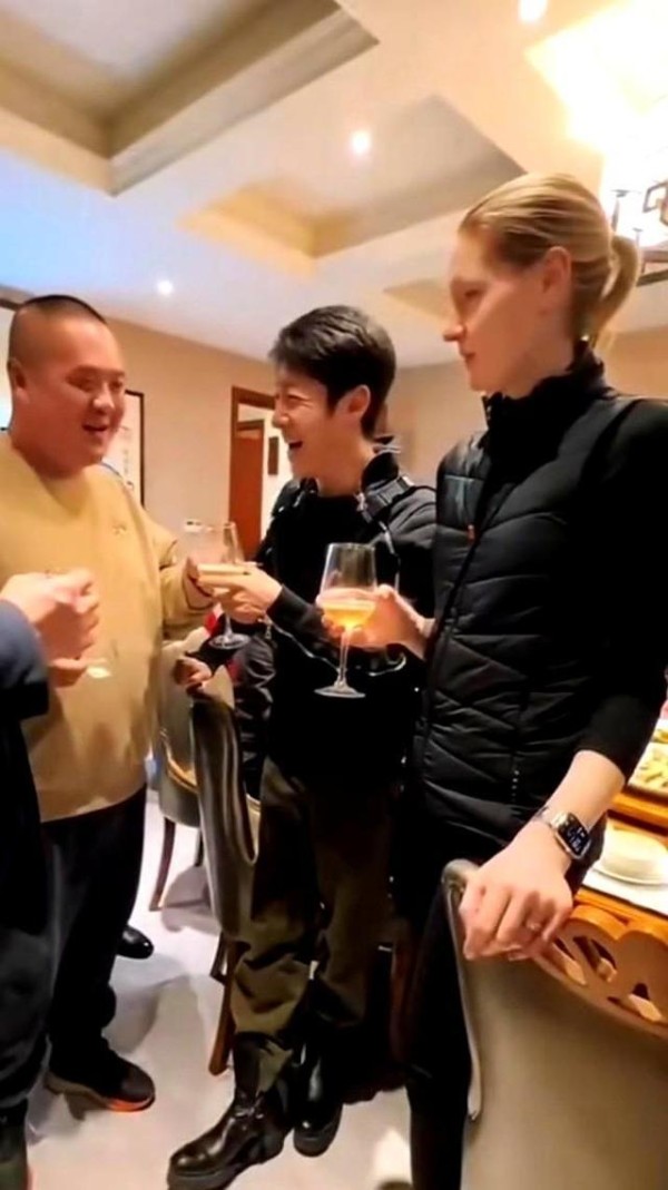 一米七五的静默:撒贝宁的洋媳妇,在武汉饭桌上演最高级“捧哏”