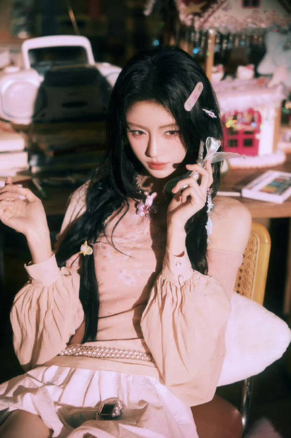 鞠婧祎俏皮灵动。