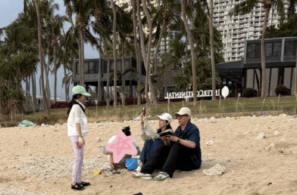董璇张维伊带女儿沙滩抓螃蟹!一家三口同框超温馨