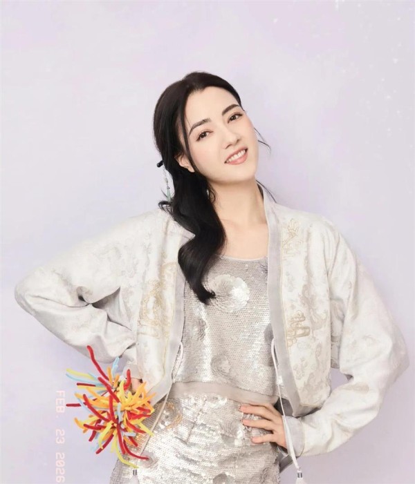 娜然现身香港书店被偶遇，网友：说话很温柔，很漂亮，有点显老！