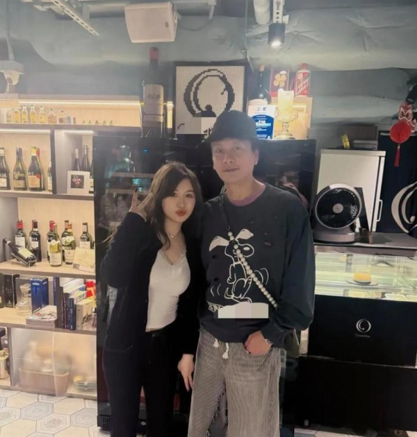 46岁黄宗泽在香港超市购物被偶遇，他的打扮好奇怪，裤子太难看了