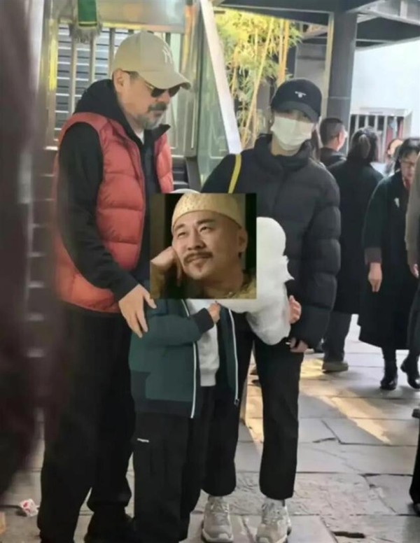 陈建斌拜年近照曝光！一年沧桑似老十岁，同框像祖孙三代？