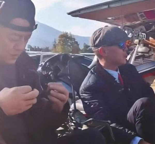 李亚鹏大年初八请前岳母吃米线，3岁女儿开心，海哈金喜明媚漂亮