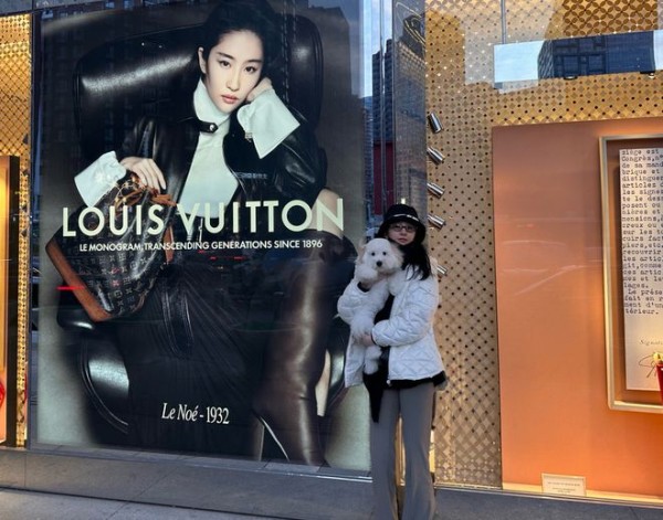 刘亦菲INS晒新照:抱着爱犬外出散步,素颜出镜气色佳!