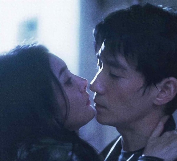 杨幂朱一龙这段吻戏，在全网火了，张艺谋的话终于有人信了！