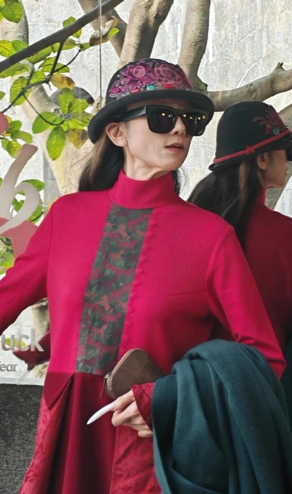 杨丽萍在云南喝茶被偶遇!人太瘦了,皮肤松弛,戴着墨镜遮鱼尾纹