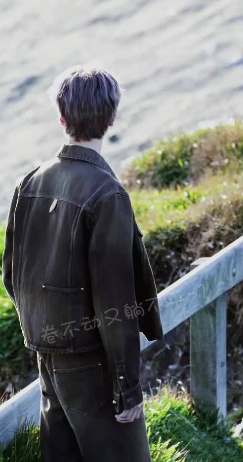 林一复工染灰紫发色，阳光下呈现梦幻渐变效果