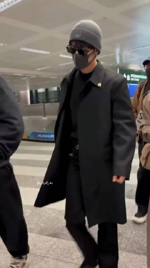 保镖壮壮的很安心,来看这个走路带风的肖战