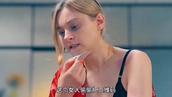 女人为了逃离丈夫家暴,竟然在丈夫身后设计二维码用来求救